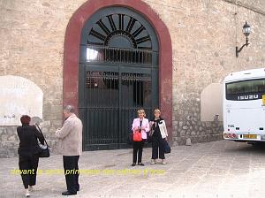 ORAN MAI 2008 2514 Denise et Roselyne devant les Arenes
